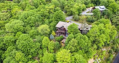 Amazing VIEWS! Hot Tub, WIFI, Fire Pit, 12' Shuffleboard table! Chef's kitchen.