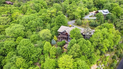 Amazing VIEWS! Hot Tub, WIFI, Fire Pit, 12' Shuffleboard table! Chef's kitchen. 