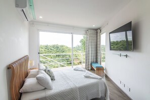 3 bedrooms, in-room safe, iron/ironing board, WiFi (free) - Luxury Villa Las Flores 3BR w/ Private Pool, Oceanview & Concierge Services (Playa Hermosa)