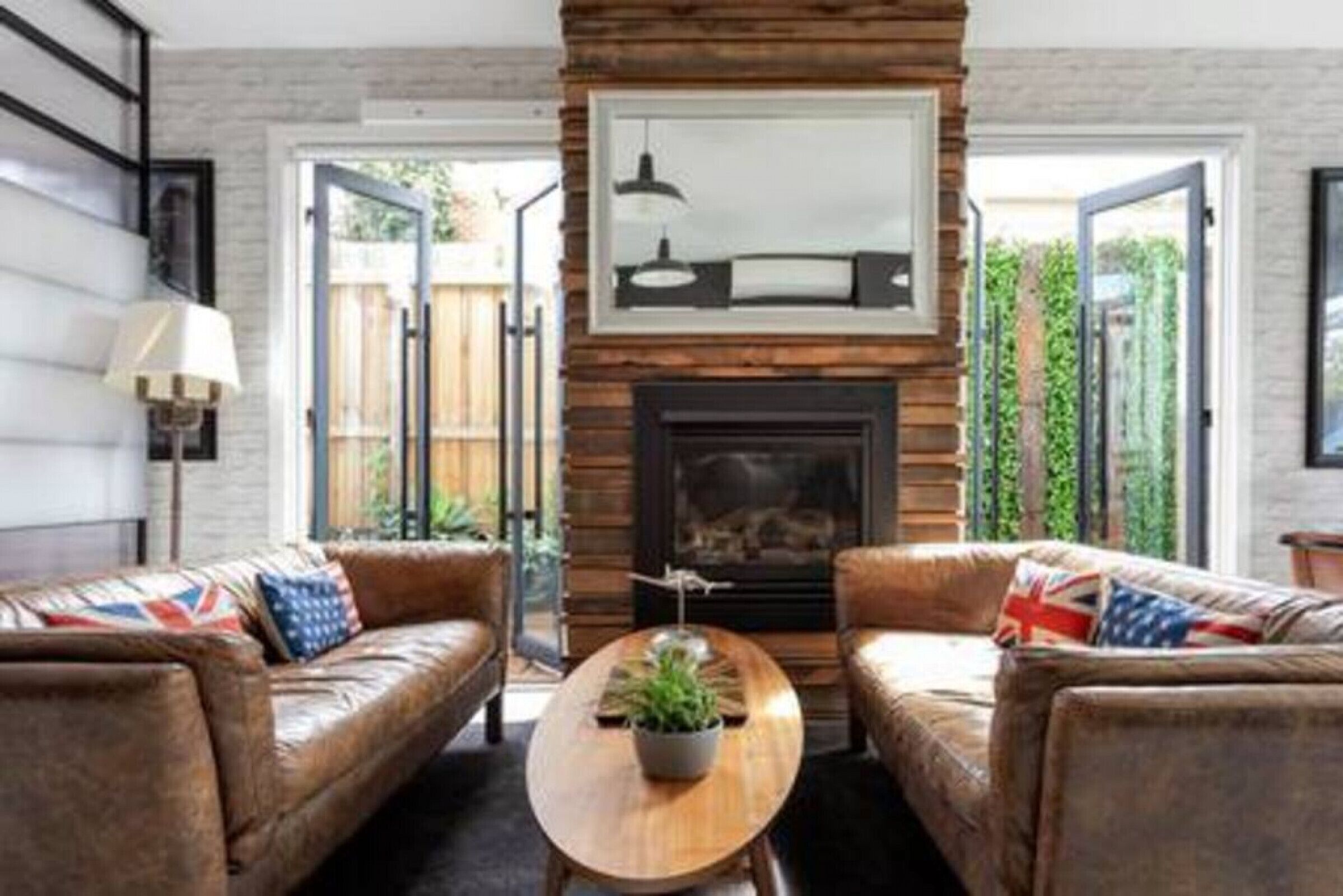 The Castle at House of Windsor by Ready Set Stay-Rooftop deck & Perfect location — image 7