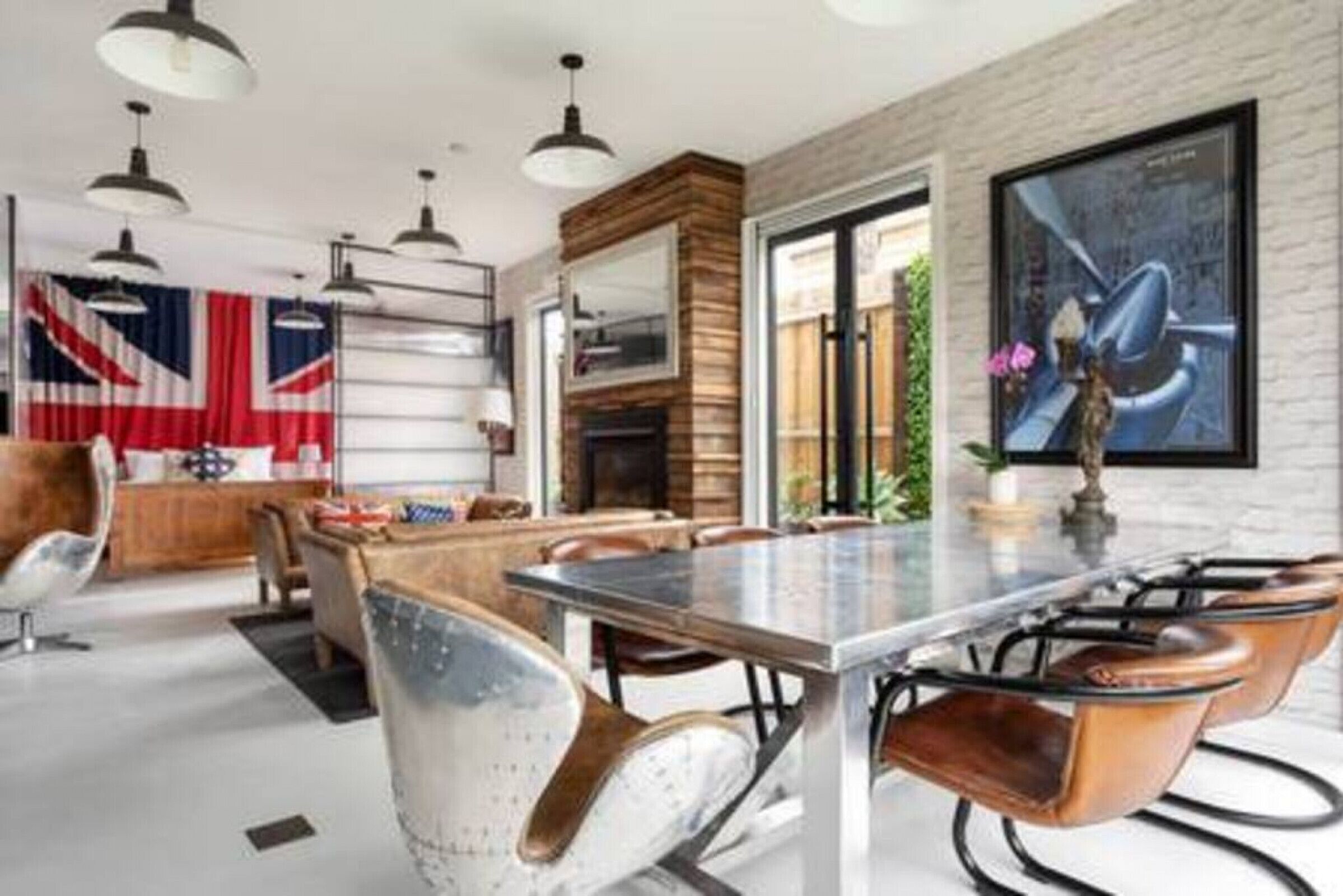 The Castle at House of Windsor by Ready Set Stay-Rooftop deck & Perfect location — image 2
