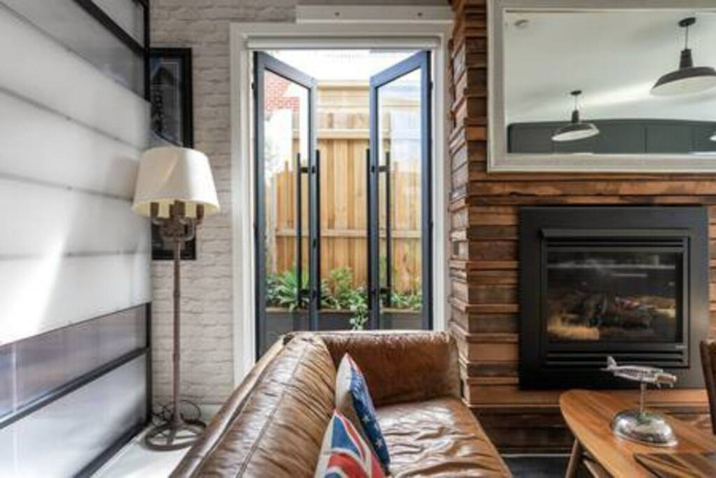The Castle at House of Windsor by Ready Set Stay-Rooftop deck & Perfect location — image 10