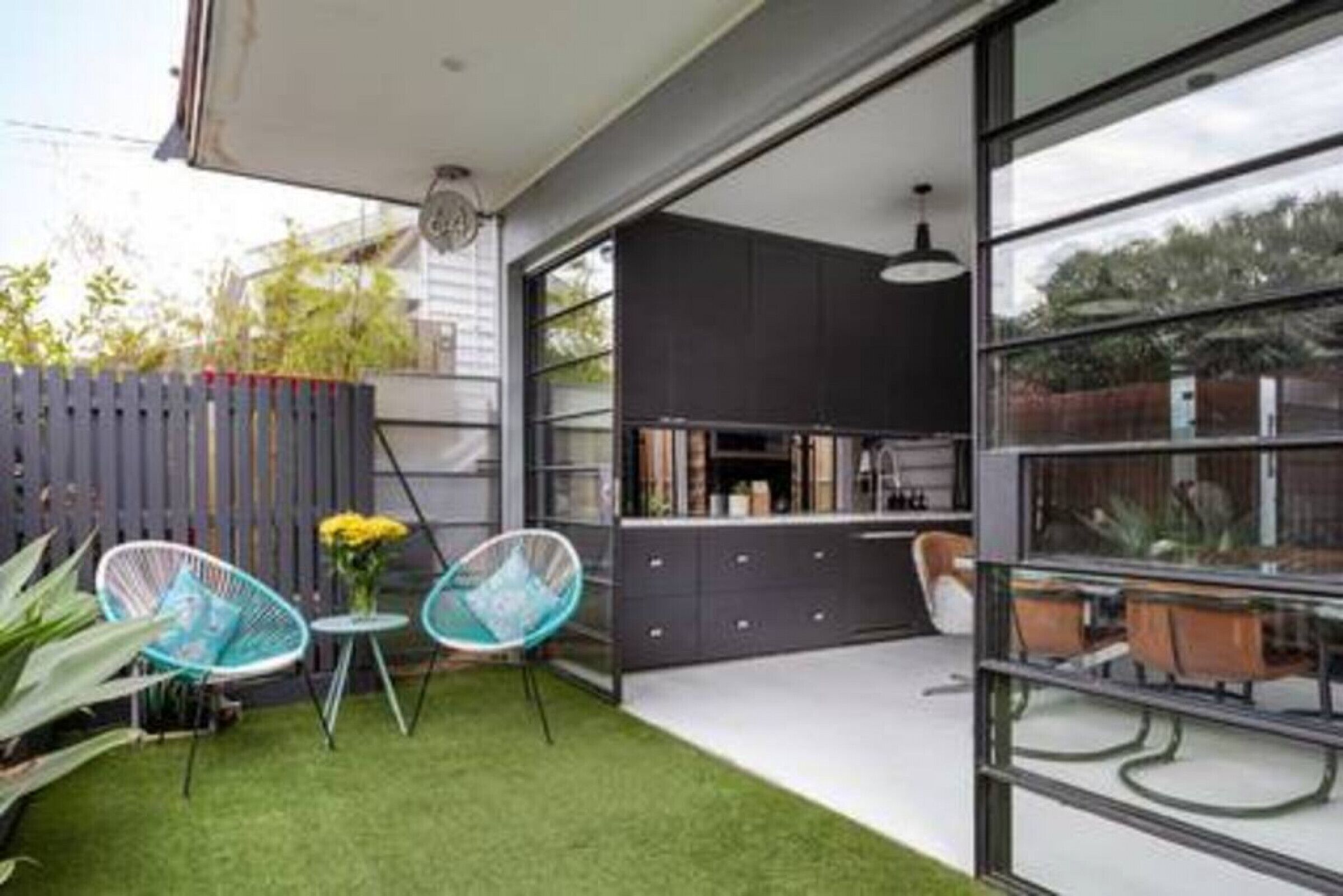 The Castle at House of Windsor by Ready Set Stay-Rooftop deck & Perfect location — image 4