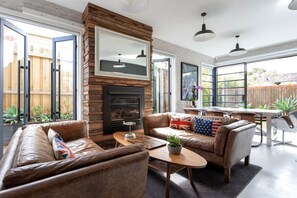 Smart TV, fireplace, Netflix, streaming services