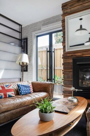 Smart TV, fireplace, Netflix, streaming services