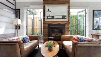 Smart TV, fireplace, Netflix, streaming services