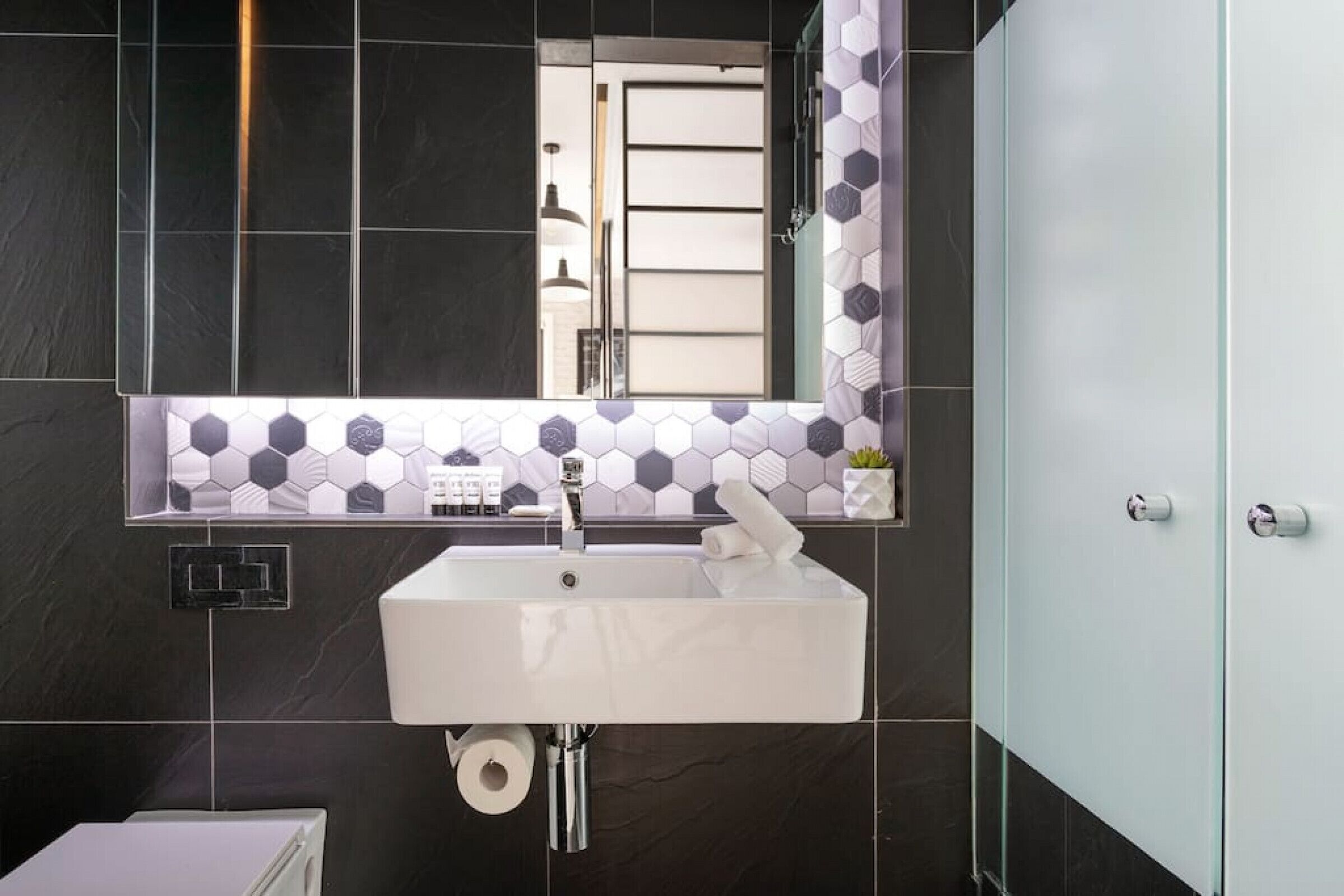 House of Windsor by Ready Set Stay - Kings Domain - Fully Fenced and WIFI — image 24