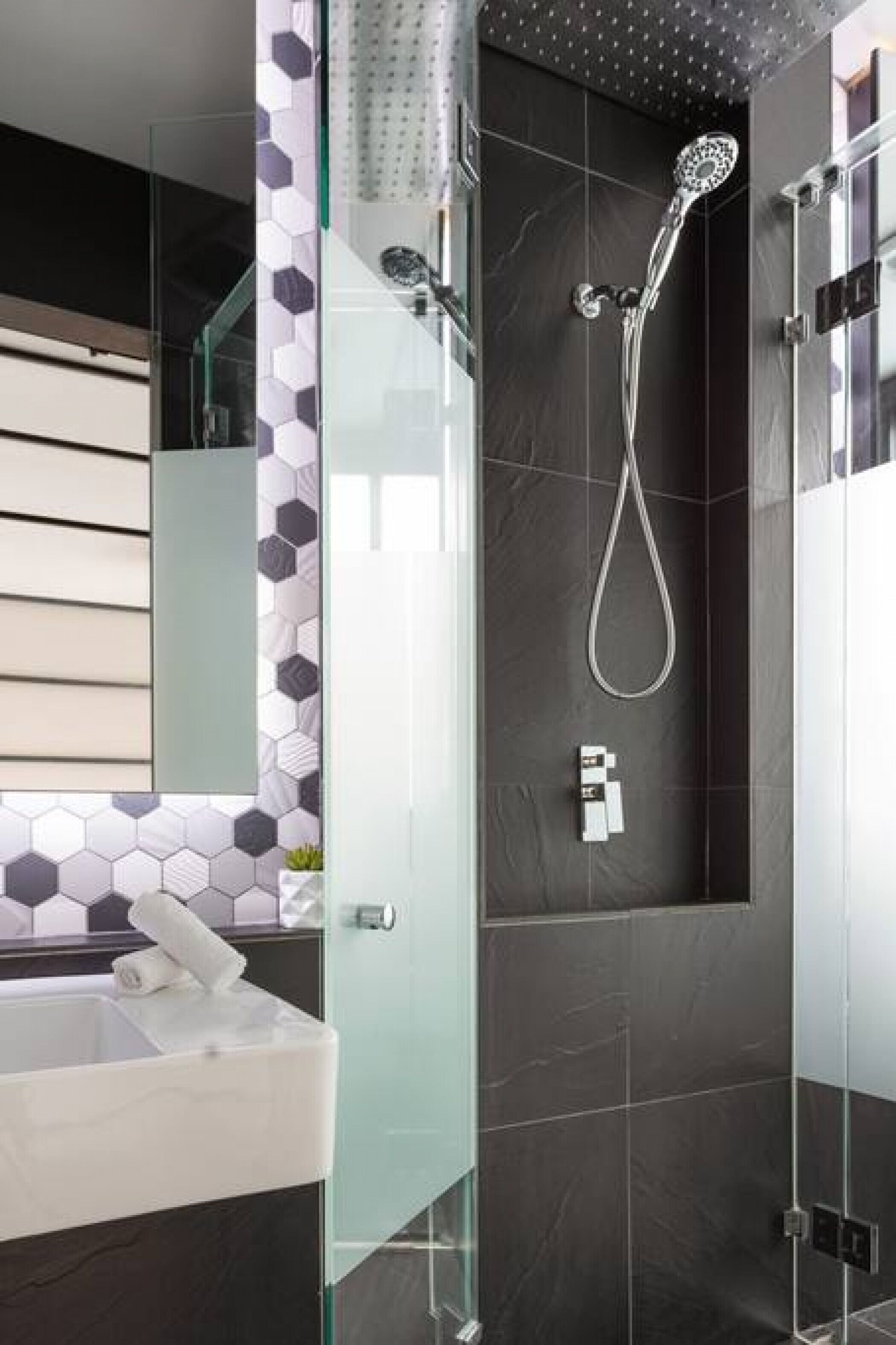 House of Windsor by Ready Set Stay - Kings Domain - Fully Fenced and WIFI — image 27