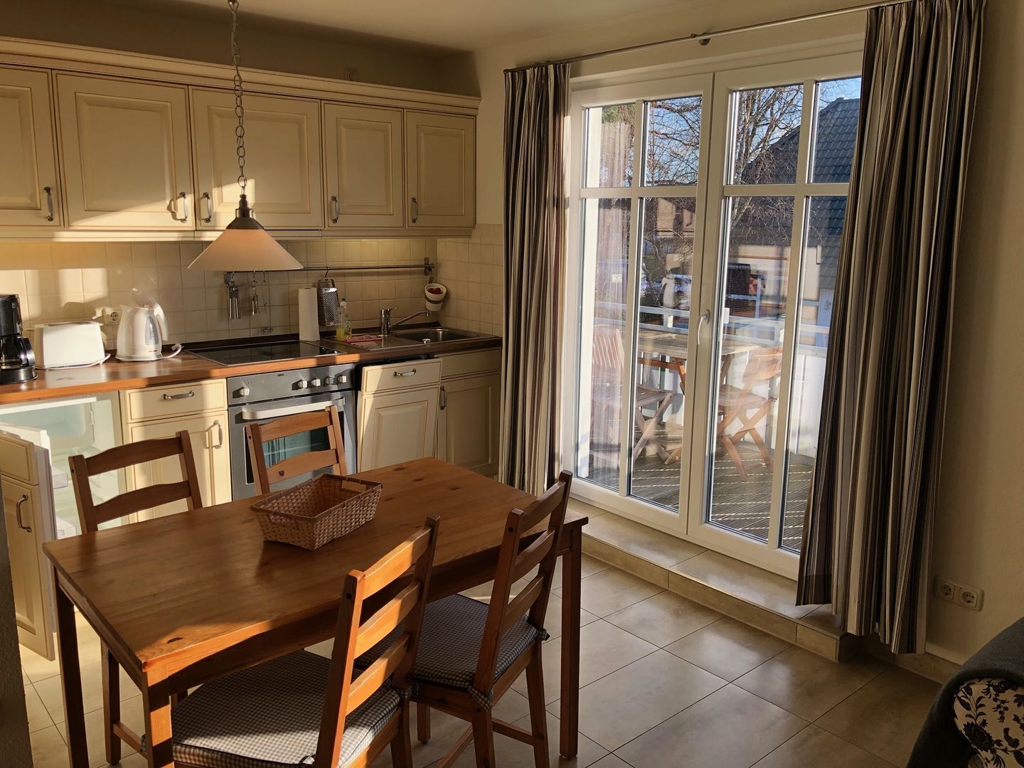 Four, plaque de cuisson, lave-vaisselle, cafetière/bouilloire