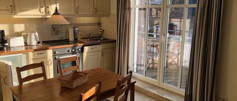 Four, plaque de cuisson, lave-vaisselle, cafetière/bouilloire