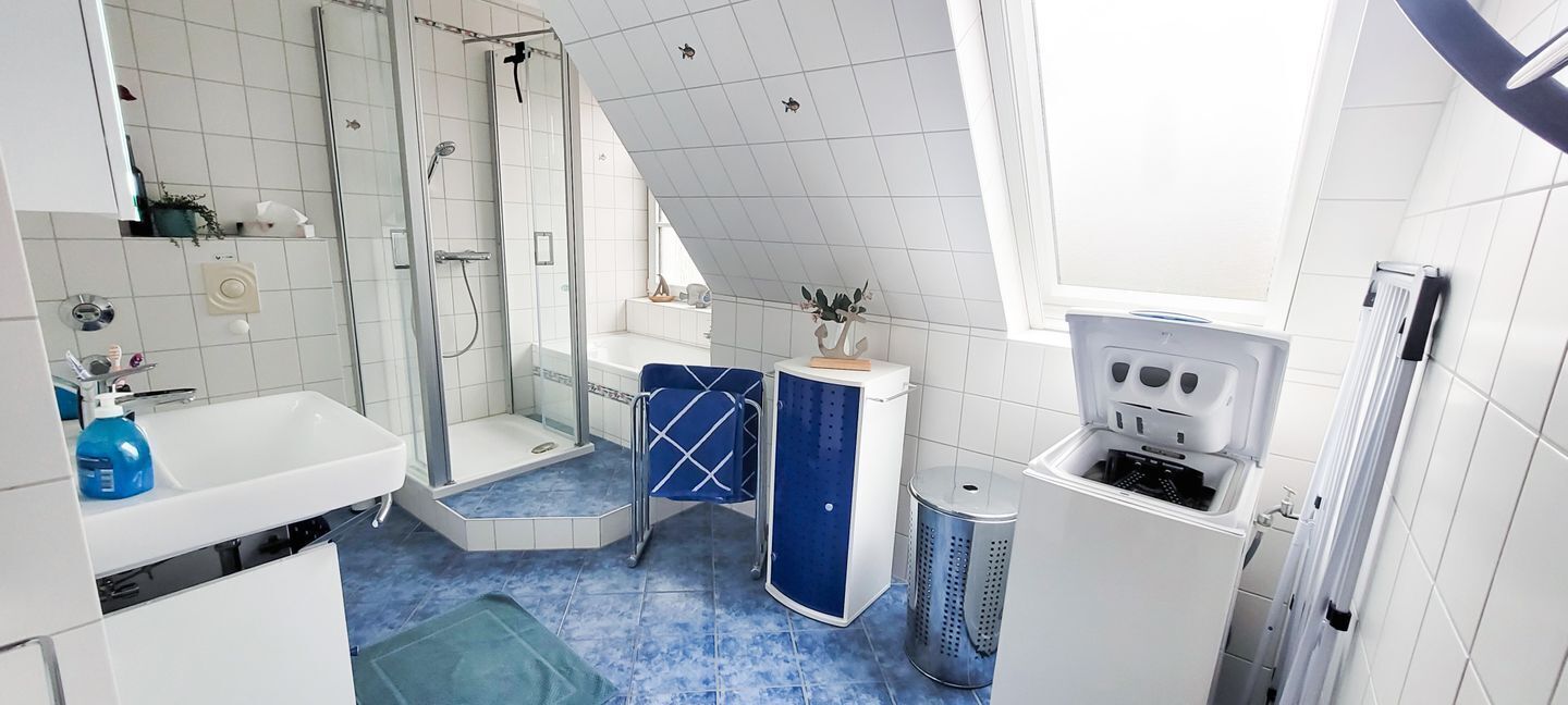 Un bagno moderno con doccia, lavandino e WC.