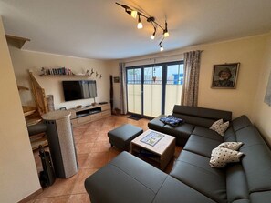 Fernseher, DVD-Player, Stereoanlage