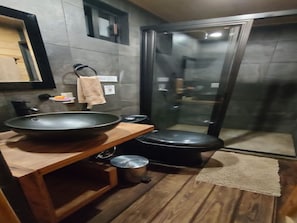 Handuk, sabun, sampo, dan tisu toilet