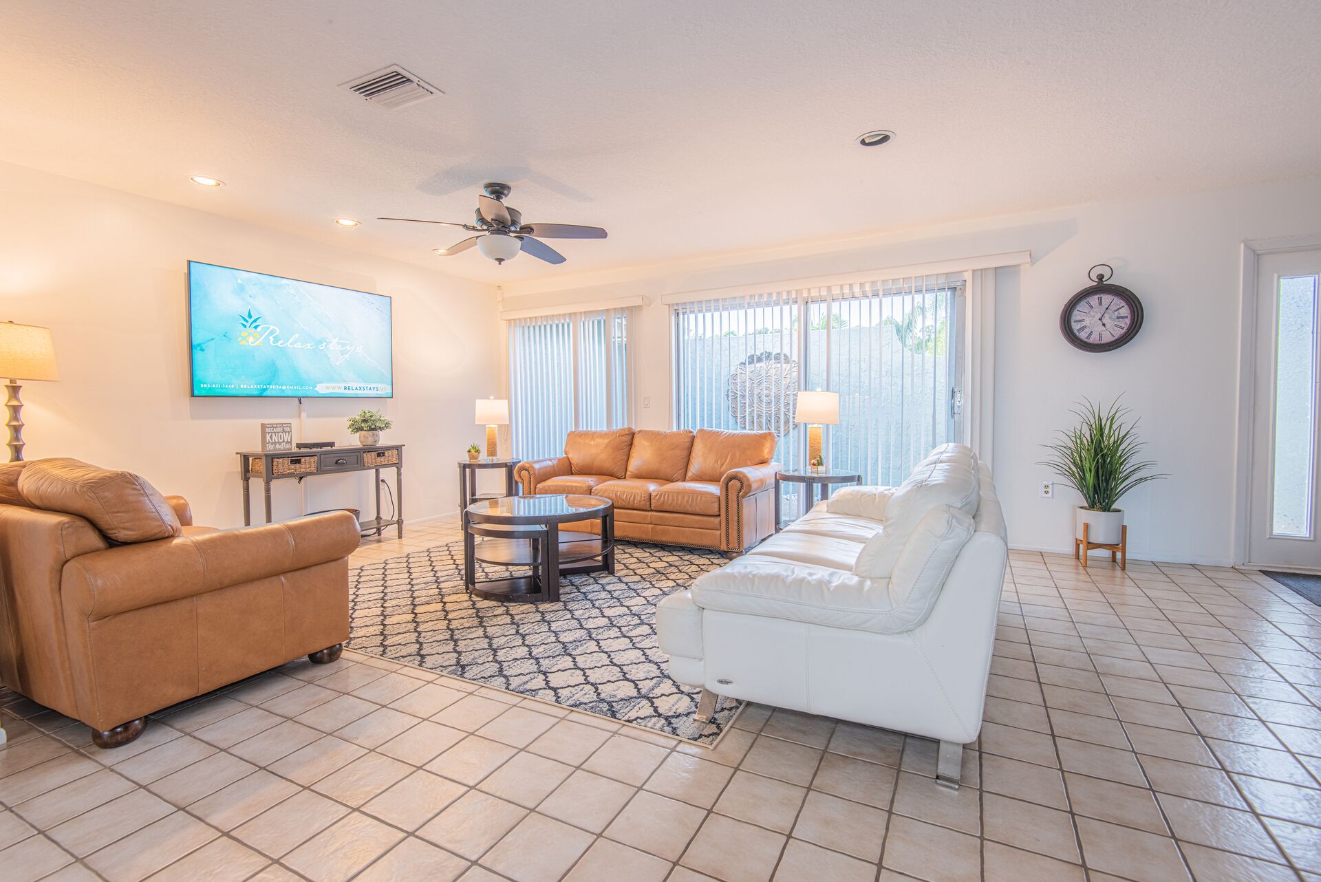 Een smart-tv en boeken