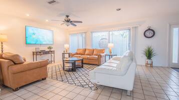 Een smart-tv en boeken