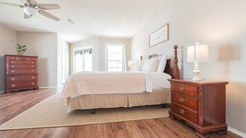 4 slaapkamers, een bureau, een strijkplank/strijkijzer, gratis wifi