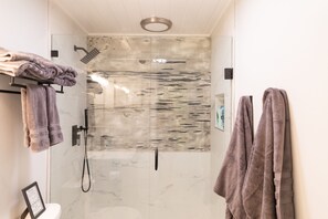 Shower, jetted tub, hair dryer, towels - Blue Haven Retreat! (Sebastian)