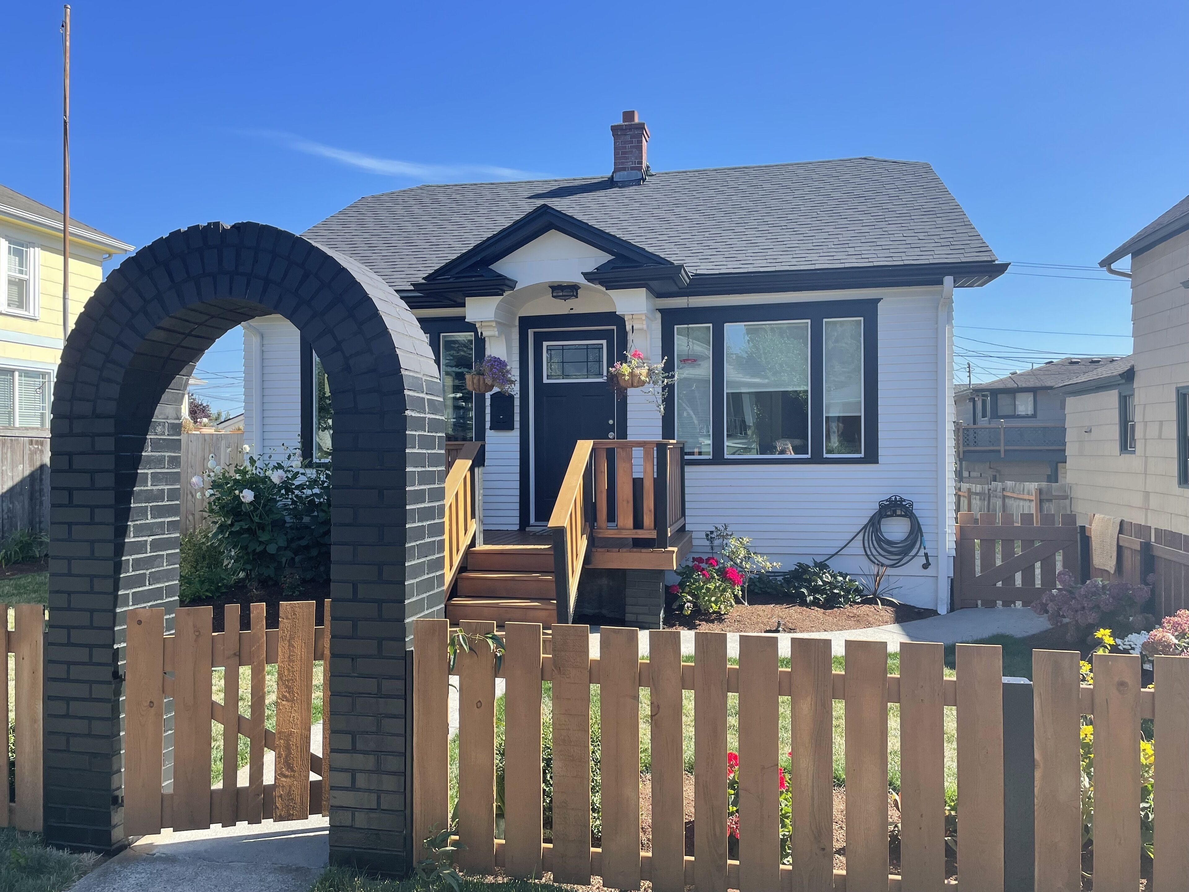 Pine Arch Cottage - a bright, airy, clean 2BR home near Everett Marina