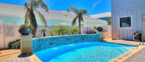 حمّام سباحة خارجي، حمّام سباحة مُدفَّأ