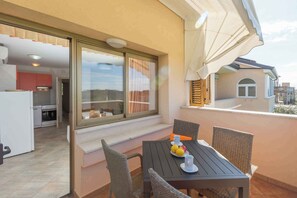 Outdoor dining - Holiday apartment with sea view and pool (Poreč)
