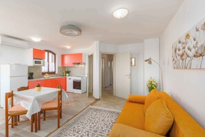 TV - Holiday apartment with sea view and pool (Poreč)