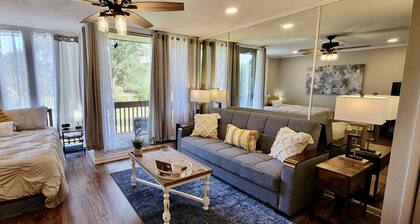 Studio in quite lake setting. Perfect for Golf, visit New Orleans or just relax.