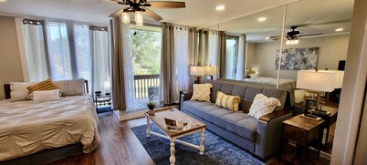 Studio in quite lake setting. Perfect for Golf, visit New Orleans or just relax.