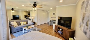 Smart TV - Studio in quite lake setting. Perfect for Golf, visit New Orleans or just relax. (Diamondhead)