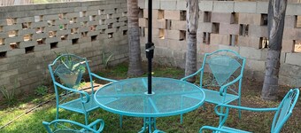 Newly redone studio w/outdoor lawn & eating space