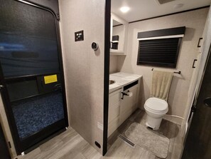 Kombinert dusj/badekar, hårføner, håndklær og såpe