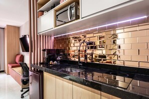 冷蔵庫、コンロ、トースター、調理器具と食器