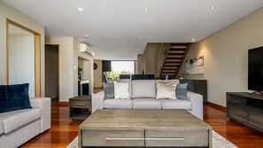 Smart TV - A Seventh Summer Apartment 5 - 21-25 Fletcher Street (Byron Shire)