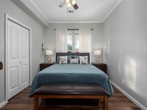 3 bedrooms, desk, free WiFi, bed sheets - Cheerful 3 Bedroom Home with Loft (Dickinson)