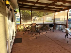 Outdoor dining - Cheerful 3 Bedroom Home with Loft (Dickinson)