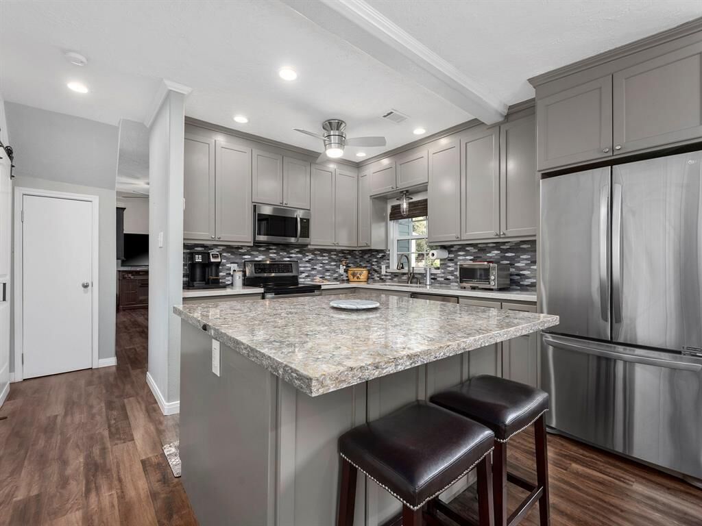 Kühlschrank, Mikrowelle, Ofen, Herdplatte