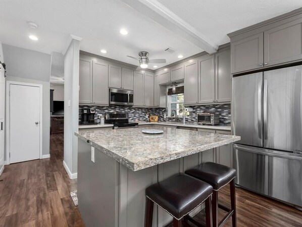 Refrigerador, microondas, horno y parrilla de estufa 