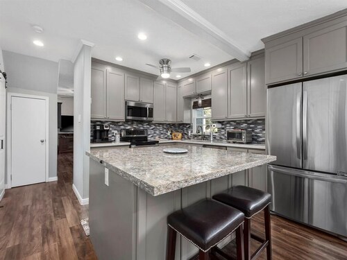 Cheerful 3 Bedroom Home with Loft