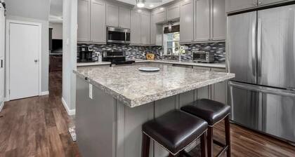 Cheerful 3 Bedroom Home with Loft