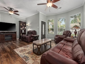 Smart TV, computer monitors - Cheerful 3 Bedroom Home with Loft (Dickinson)