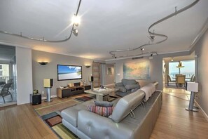 TV, offices - Vanderbilt Shores Beachfront Condo (Naples)