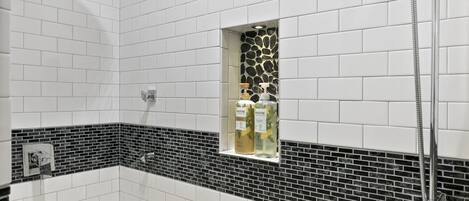 Ensemble douche/baignoire, serviettes fournies