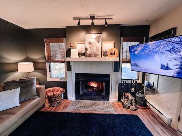 Smart TV, fireplace