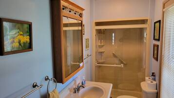 Dusche, Haartrockner, Handtücher, Seife