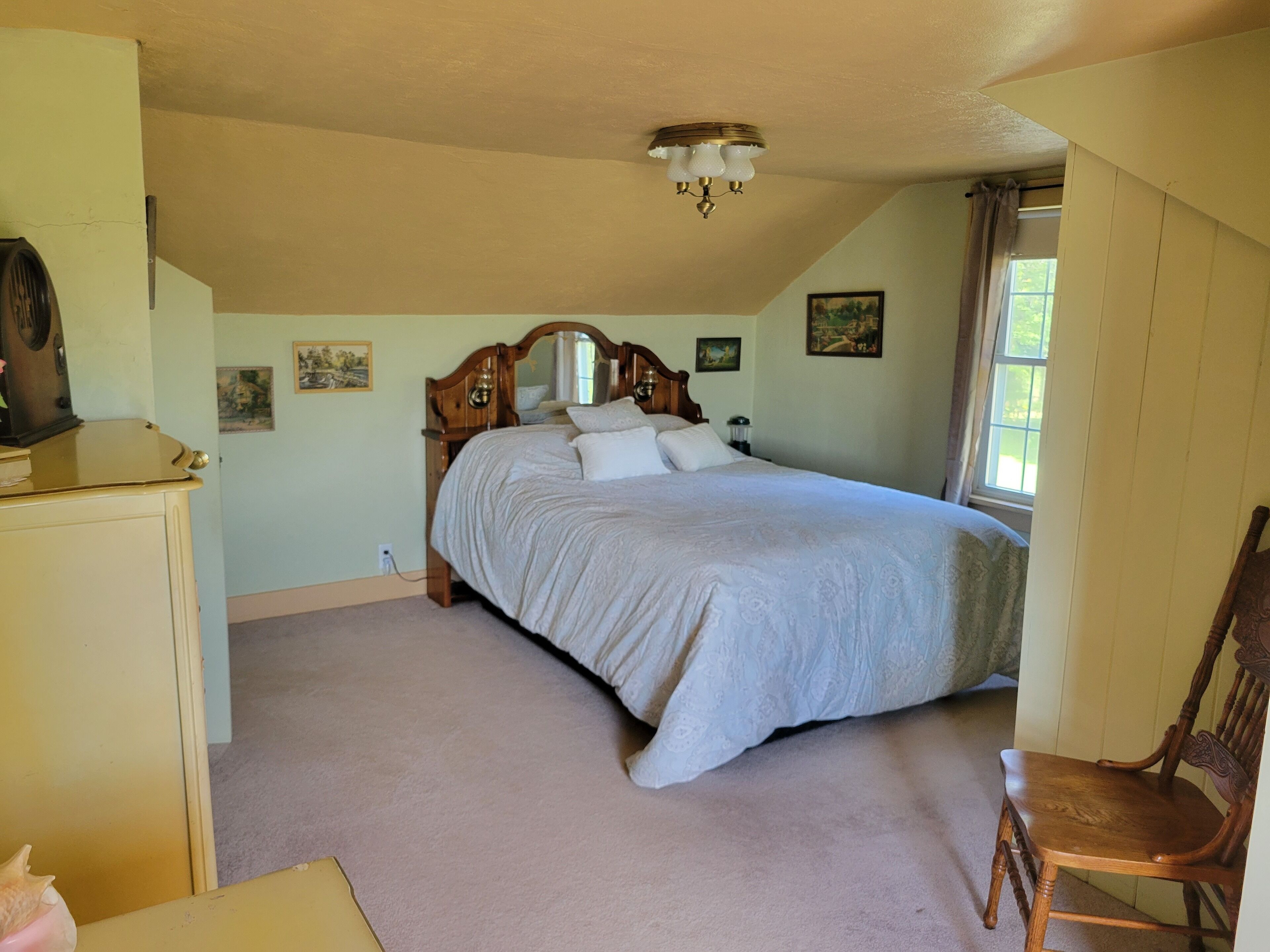 2 slaapkamers, een bureau, beddengoed