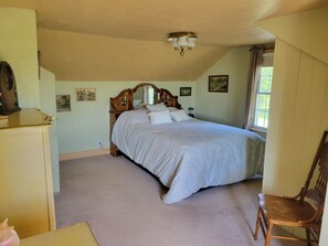 2 bedrooms, desk, bed sheets