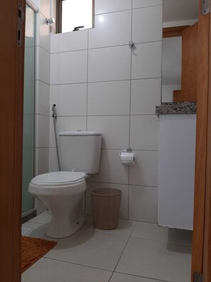 Chuveiro, toalhas de banho