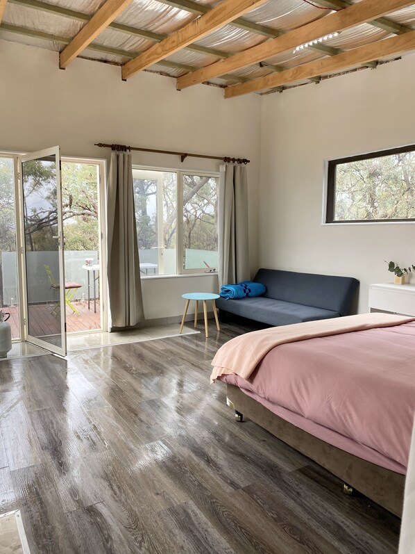 1 bedroom, bed sheets