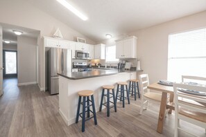 Refrigerador, microondas, horno y parrilla de estufa 