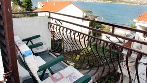 A balcony with a metal railing overlooking a coastal view. - Beautiful Apartment with Sea View, Trogir, Croatia (Mastrinka)