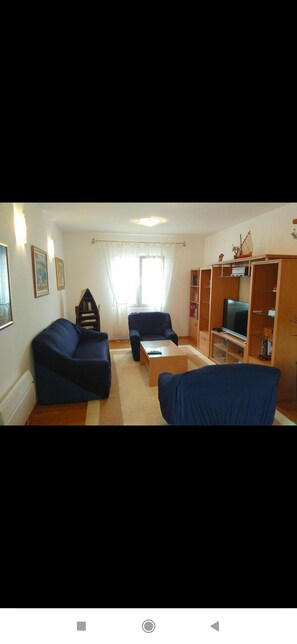 TV - Beautiful Apartment with Sea View, Trogir, Croatia (Mastrinka)